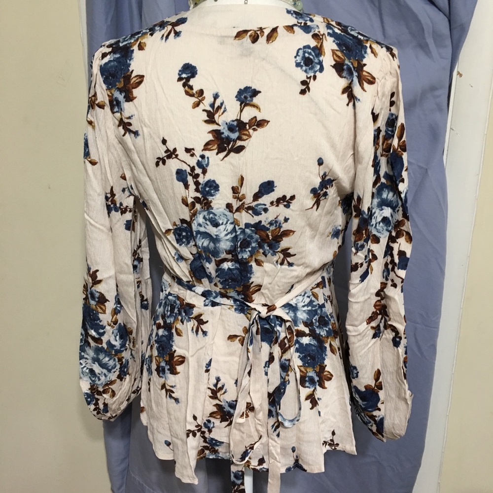 🌸 LAST ONE 🌺  MED. Innocent Floral wrap blouse - Picture 8 of 8